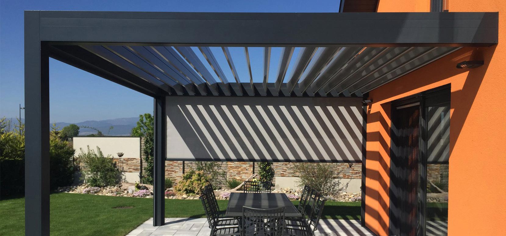 pergola noire sur un mur orange